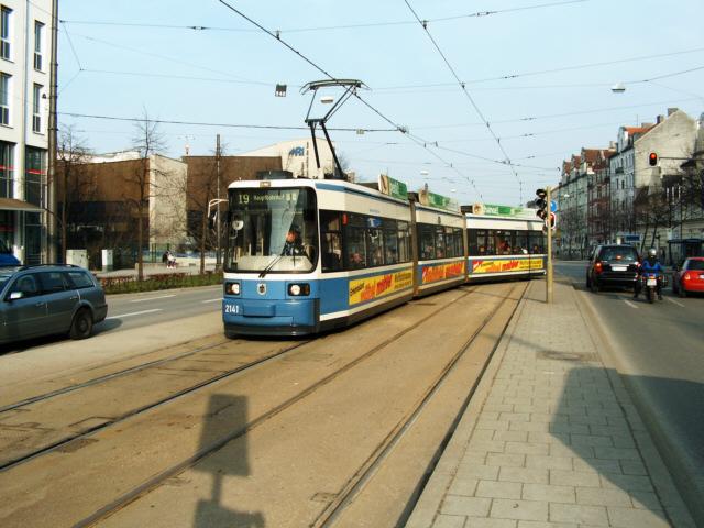 2141 fhrt bei schnstem Wetter am Max-Weber-Platz um den Huserblock.