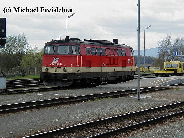 2143 005-3 wartet am 12.April 2001 im Bhf. Friedberg auf ihren nchsten Einsatz