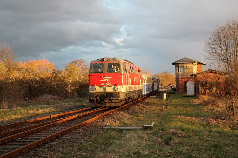 2143 006-1 der Stauden Verkehr Gesellschaft kommt mit den letzten Sonnenstralen in den Bahnhof Hagenow gefahren. Sie bringt die Triebwagen f�r die WEMEG aus Augsburg. 25.03.2008