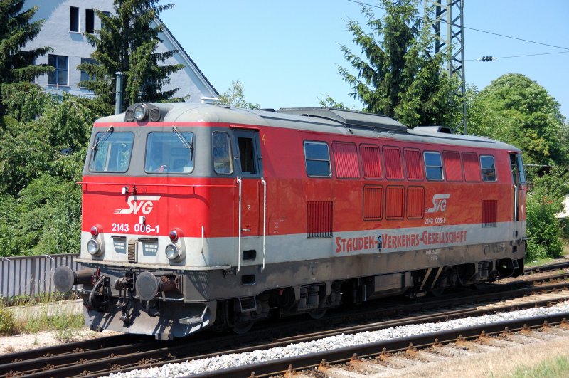 2143 006-1 der Stauden-Verkehrs-Gesellschaft holt sich ihren Containerzug in Augsburg-Oberhausen ab. (01.07.08)