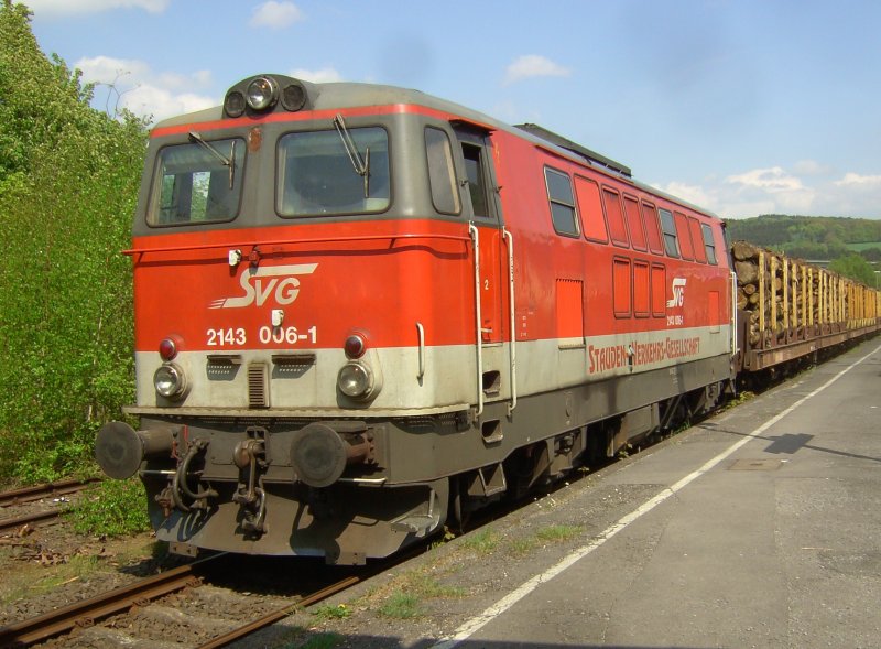 2143 006-1 der SVG (Stauden-Verkehrs-Gesellschaft) wartet am 26.04.09 mit einem Holzzug im Bahnhof Arnsberg auf Gleis 3.
