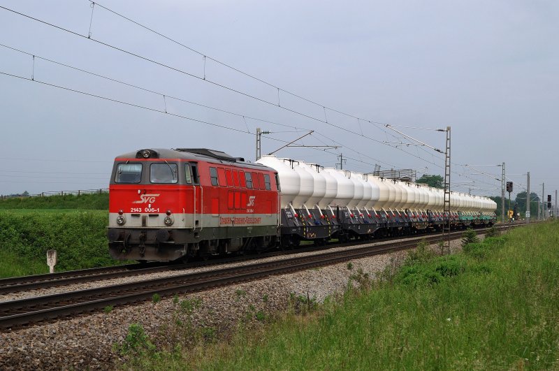 2143 006 der Staudenbahn (SVG) mit Zementzug DGS 91062 vor Haspelmoor (04.06.2008)