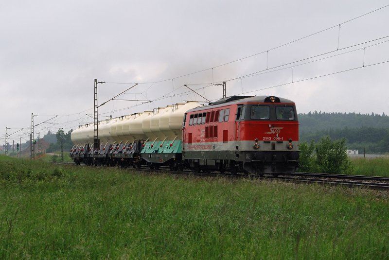 2143 006 der Staudenbahn (SVG) mit Zementzug DGS 91062 vor Haspelmoor (05.06.2008)