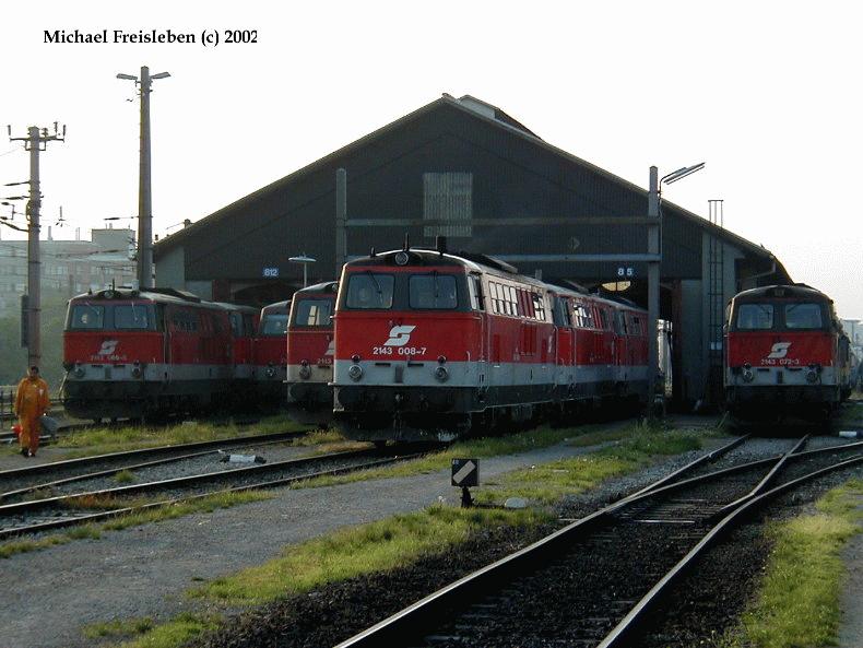 2143 008-7 in der Traktion Wien Ost am 08-09-2002