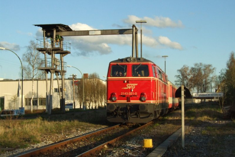 2143 021 verlt am Abend des 19.04.2008 mit einem  internen  Sonderzug den Bahnhof Krumbach. Ein Staudenbahn-Mitarbeiter hatte ein Jubilum gefeiert und dafr wurde extra ein Sonderzug eingesetzt. Das geht halt nur bei den Privaten.....
