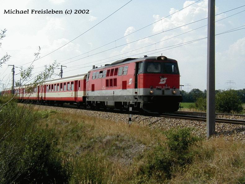 2143 028-5 mit einem Eilzug zwischen Gramat Neusiedel und Gtzendorf am 29.Juli 2002