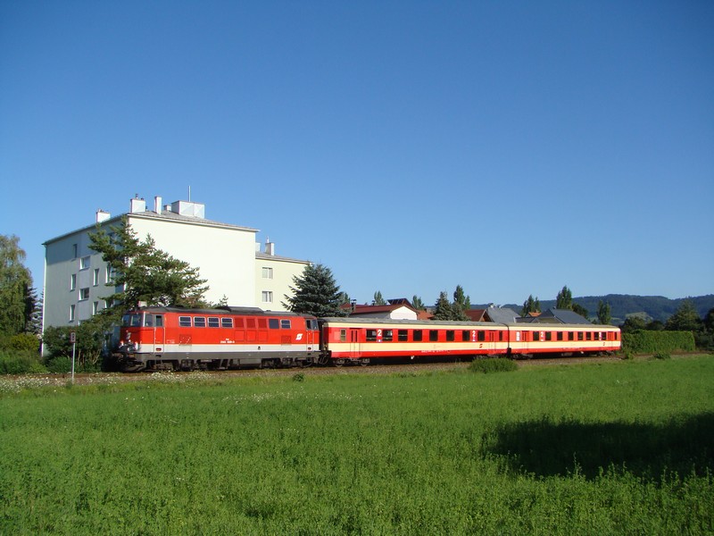 2143 029-3 mit  Radtramper Traisental  in St.Georgen in Steinfeld.Die Wunderschőne Zug verkehrte jeden Vormittag von St.P�lten nach St Aegyd und nachmittag zur�ck.