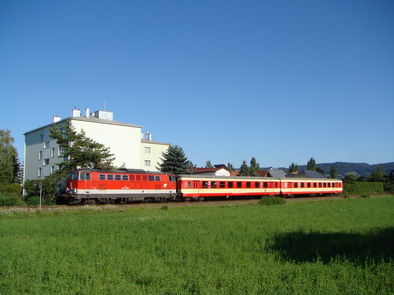2143 029-3 mit  Radtramper Traisental  in St.Georgen in Steinfeld.Die Wunderschőne Zug verkehrte jeden Vormittag von St.Plten nach St Aegyd und nachmittag zurck.