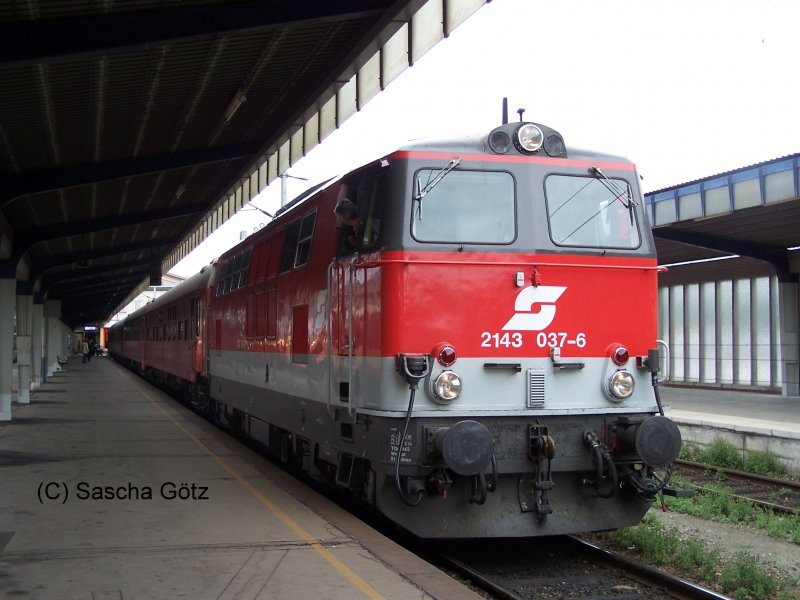 2143 037 mit einem Regionalzug am 8.8.2006 in Wien Sd
