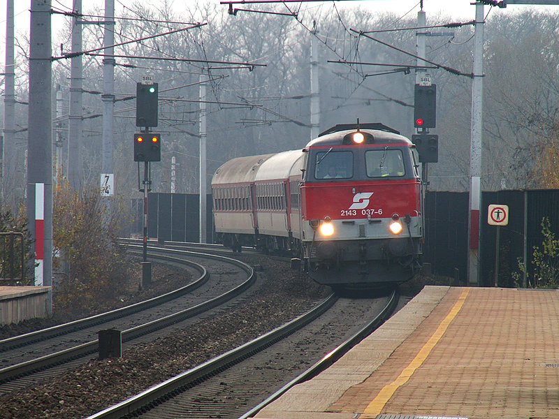 2143 037 mit tschechischem Wagensatz als ER Verbindung Wien Sd-Bratislava bei der Durchfahrt in Wien Praterkai, 23.11.2007