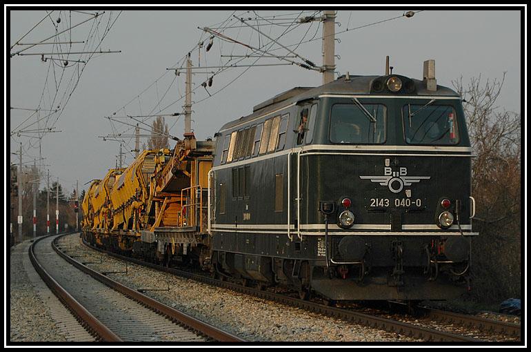 2143 040 im Bauzugeinsatz am 9.4.2006 zwischen Atzgersdorf und Hetzendorf auf der S�dbahn.