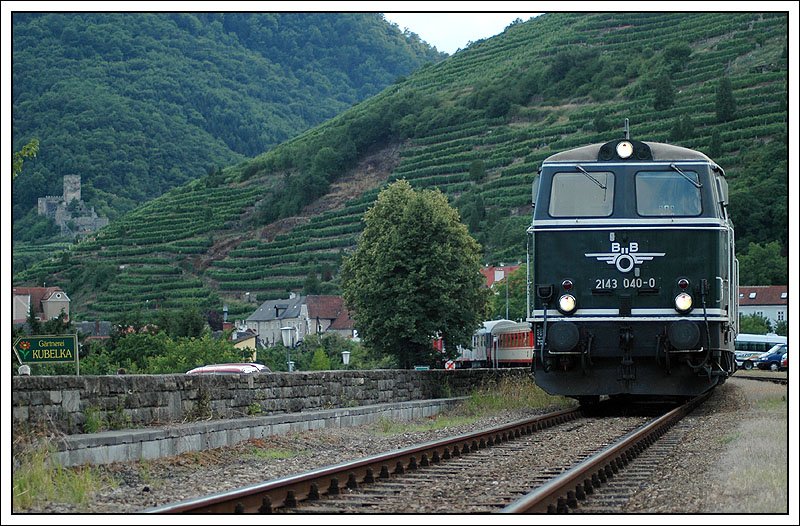 2143 040 strzte in Spitz natrlich als erste Maschine, da sie auch bei der Rckfahrt hinter der 52er fuhr. (23.6.2007) Diese Maschine ist brigens nicht im Stand der Nostalgie, sondern noch normal im Einsatz. Sie ist allerdings die einzige 2143 in grn.