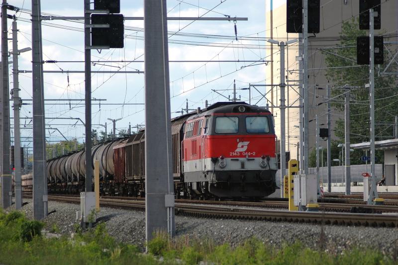2143 044 wartet mit einem Gterzug am Bahnhof Kalsdorf (11.5.2005)