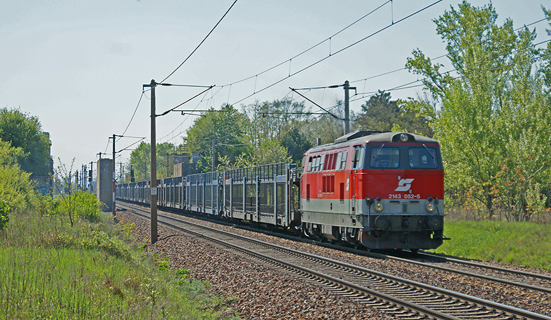 2143 052 bespannte am 22.4.2009 einen GEFCO-Leerzug, hier zwischen Strasshof & Silberwald.
