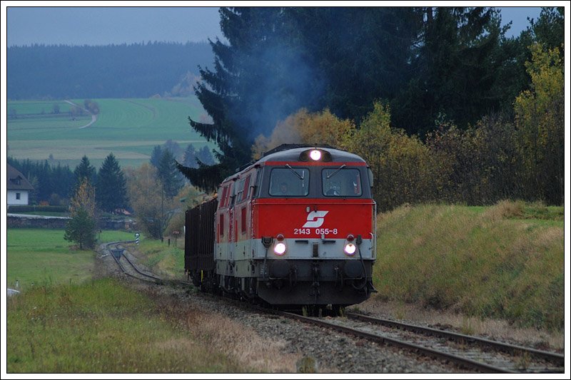 2143 055 und 2143 069 mit dem VG 73153 von Martinsberg-Gutenbrunn nach Scharzenau am 16.10.2008 kurz nach Martinsberg aufgenommen. Ab Zwettel bekommt dieser VG noch eine dritte 2143 als Unterst�tzung bis Schwarzenau dazu. Bis zum Zielbahnhof hat der Zug dann auch eine beachtliche L�nge erreicht.