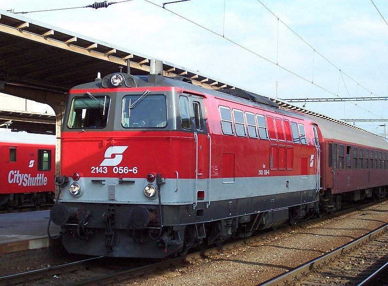 2143 056-3 mit slowakischen Nahverkehrszug am 18.03.2007 in Bratislava Hlavna Stanica, im Hintergrund ein sterreichischer Nahverkehrszug (CityShuttle).