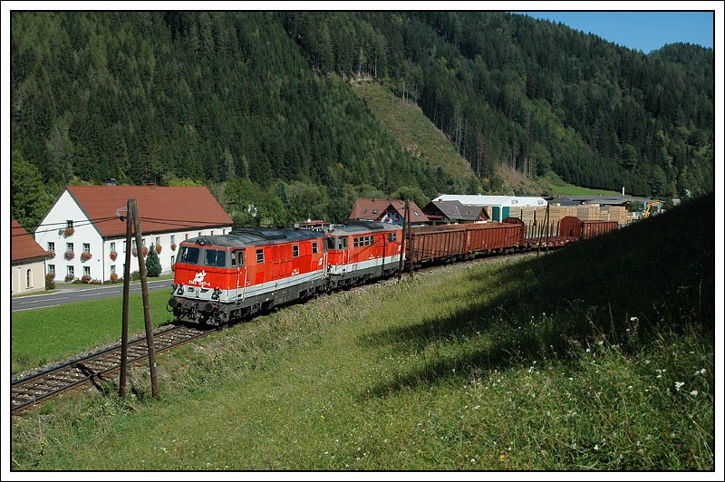 2143 067 und 062 als Schubloks des G 55552 von Bad St. Leonhard nach Zeltweg am 13.9.2007 kurz vor Kathal aufgenommen.