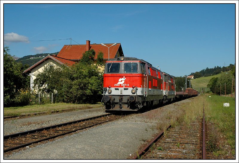2143 067 und 062 am 13.9.2007 mit dem G 92823 auf dem Weg nach Bad St. Leonhard bei der Durchfahrt des aufgelassenen Bahnhofes Reichenfels.