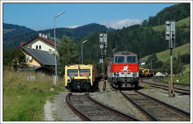 2143 067 und 062 mit dem Schotterzug G 92824 am 13.9.2007 bei der Ankunft in Obdach. Der Bahnschotter wurde an den darauffolgenden Tagen f�r Bauarbeiten an der Strecke ben�tigt.