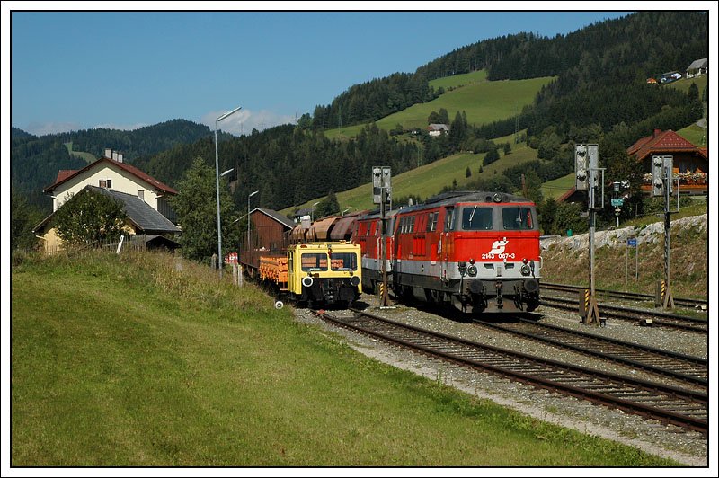 2143 067 und 062 mit dem auerplanmigen Schotterzug 92824 am 13.9.2007 bei der Ankunft in Obdach. Der Schotter wurden an den darauf folgenden Tagen fr Bahnerhaltungsarbeiten bentigt. 
