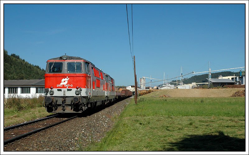 2143 067 und 062 mit dem G 92823 am 13.9.2007 kurz vor der Einfahrt in den Zielbahnhof Bad. St. Leonhard. Im Hintergrund schn zu sehen, die Holzverarbeitungsbetriebe, welche das Lavanttal prgen.