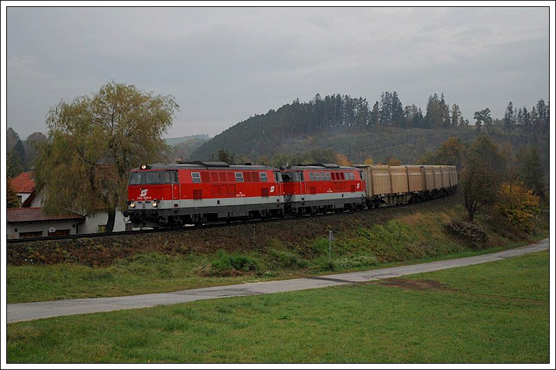 2143 069 und 2143 055 mit dem VG 73152 von Schwarzenau nach Martinsberg am 16.10.2008 kurz nach der Ausfahrt aus Zwettl.



