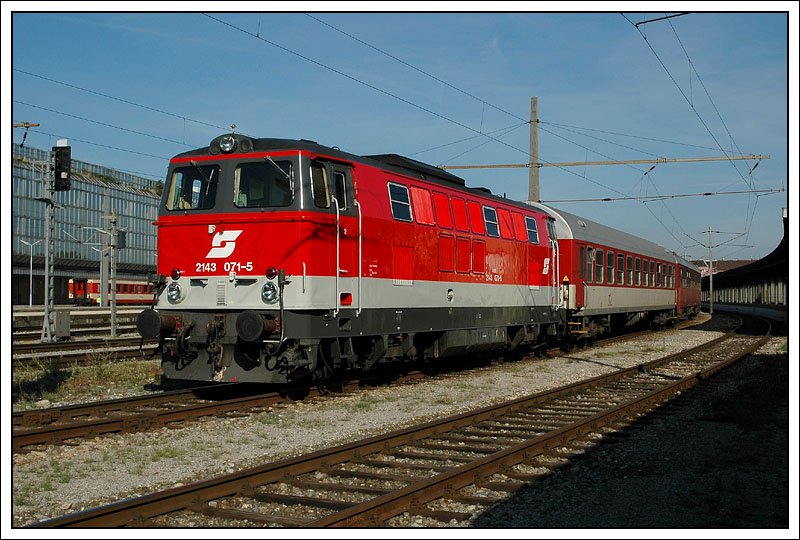 2143 071 am 16.9.2007 beim Verlassen des Wiener Sdbahnhofes mit dem EuRegio ER 2516  Carpatia  nach Bratislava hl.st. 
