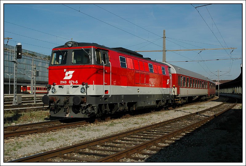 2143 071 am 16.9.2007 beim Verlassen des Wiener Sdbahnhofes mit dem EuRegio ER 2516  Carpatia  nach Bratislava hl.st. 