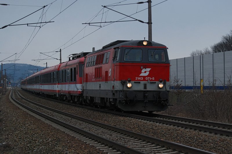 2143 071 bringt Sgag 97830 nach Kadolz-Mailberg. Das Foto entstand am 15.02.2009 kurz nach Leobendorf-Burg Kreuzenstein.