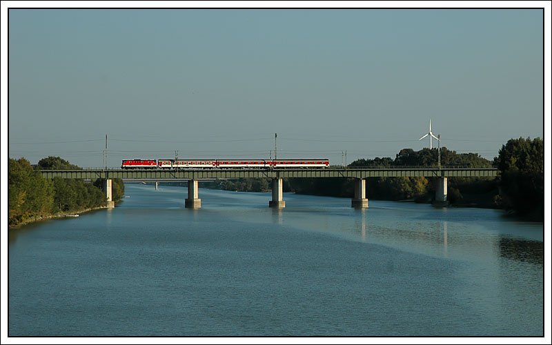 2143 071 von Wien auf dem Weg nach Bratislava hl.st., am 16.9.2007 bei der Querung der Neuen Donau mit dem ER 2536  Marchfeldwiesel . 