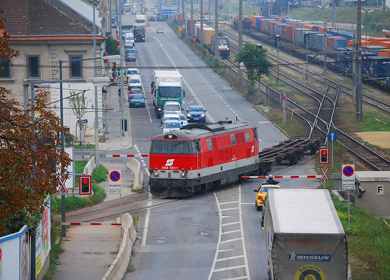2143 073 holte 2 Gterwagen am 18.9.09 im Wiener Donaukaibahnof und brachte diese Richtung Erdberger Lnde/Zvbf