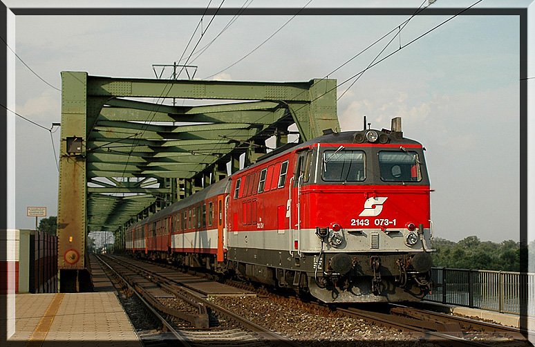 2143 073 mit dem Euregio 2535 von Bratislava kommend Richtung Wien Sd-Ost am 21.7.2006 bei der berquerung der Donau im Bereich Praterkai.