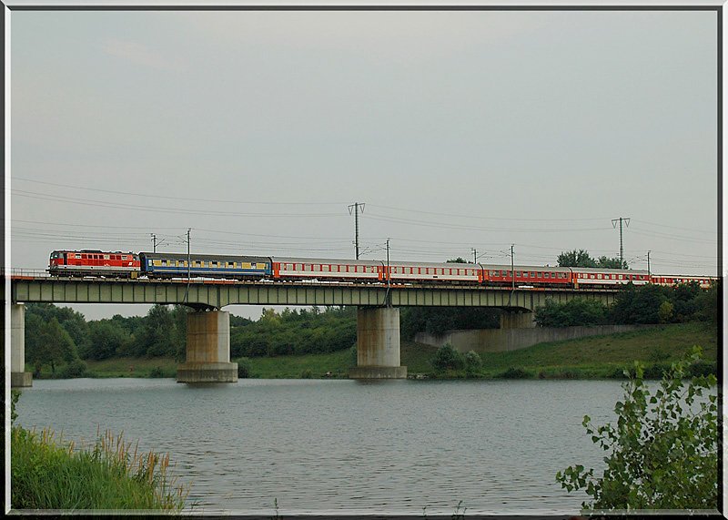 2143 073 mit dem Euregio 2540  Russbach  von Wien auf dem Weg nach Bratislava am 21.7.2006 bei der berquerung der Donau im Bereich Wien-Lobau.