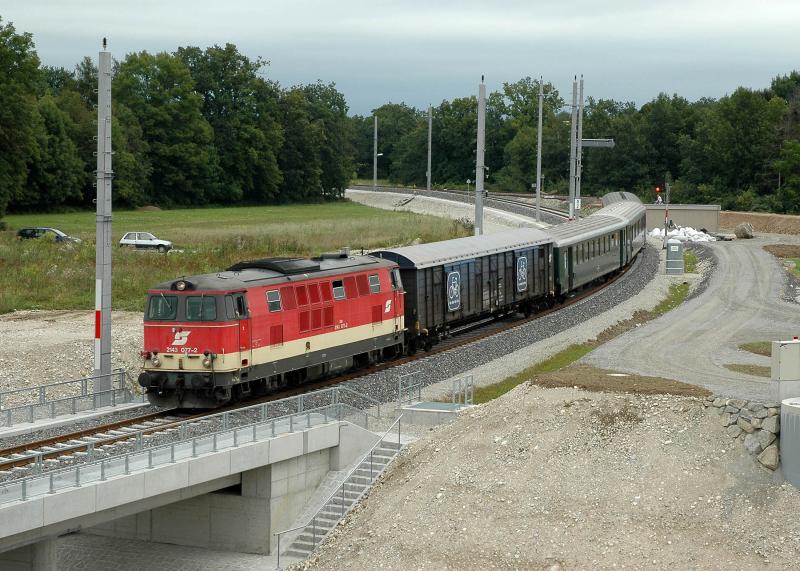 2143 077 bespannte am 20.8.2005 den E 6104 (Wien-St. Valentin). Aufgrund von Bauarbeiten wird dieser Zug ab Mauthausen ber die Neubaustrecke bis nach Enns gefhrt. Anschlu nach Linz Hbf ist E 1524 um 12:52 Uhr ab Enns. Schienenersatzverkehr mit Autobus fr Reisende zwischen Mauthausen und St. Valentin. Am Foto ist der Zug auf der Neubaustrecke kurz vor Enns zu sehen