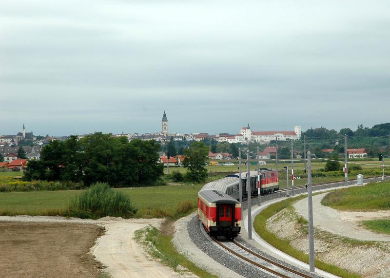 2143 077 bespannte am 20.8.2005 den E 6104 (Wien-St. Valentin). Aufgrund von Bauarbeiten wird dieser Zug ab Mauthausen ber die Neubaustrecke bis nach Enns gefhrt. Anschlu nach Linz Hbf ist E 1524 um 12:52 Uhr ab Enns. Schienenersatzverkehr mit Autobus fr Reisende zwischen Mauthausen und St. Valentin. Am Foto ist der Zug auf der Neubaustrecke kurz vor Enns zu sehen