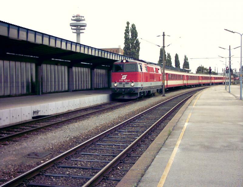 2143 f�hrt am Wiener S�dbahnhof (Ost) ein
Juli 2003