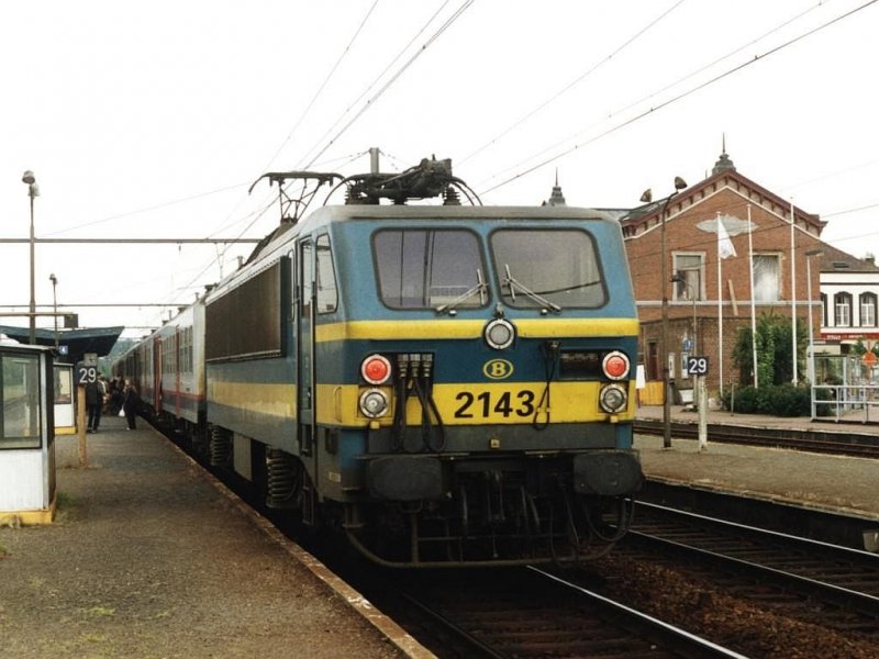 2143 mit IC 1916 Moeskroen-Bruxelles Midi auf Bahnhof Enghien am 19-5-2001. Bild und scan: Date Jan de Vries. 