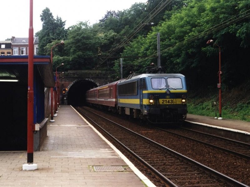 2143 mit IC 910 Tournai-Herstal auf Bahnhof Lige Jonfosse am 14-7-1998. Bild und scan: Date Jan de Vries.