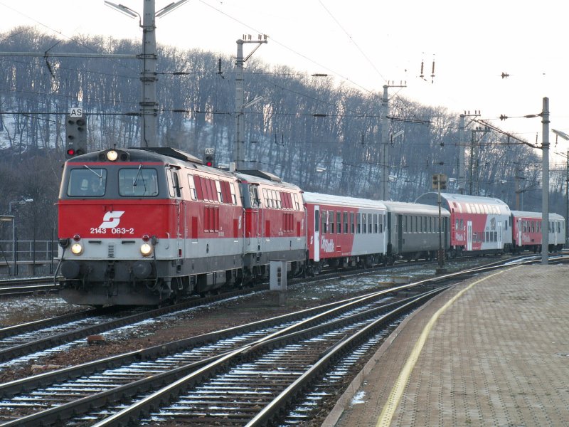 2143 Tandem mit diversen Waggonen im Schlepptau bei der Durchfahrt in Wien-Htteldorf, 26.1.2007
