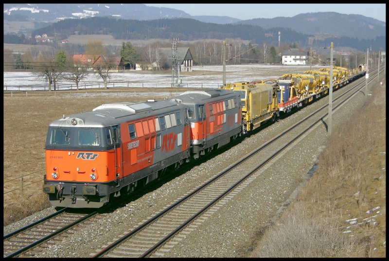 2143.005 und 2143.032 von RTS mit einem Bauzug in Richtung Villach kurz vor Knittelfled. 01.03.2009