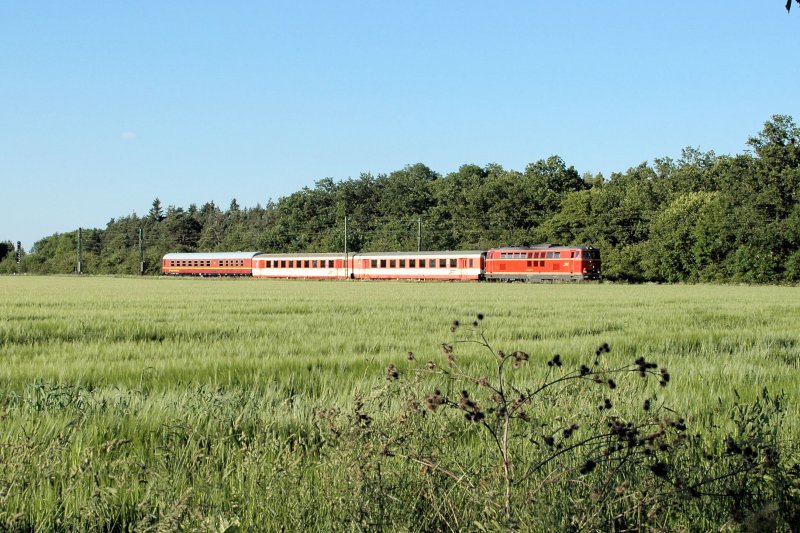 2143.021 am 13.06.09 mit einem Sonderzug aus Eggm�hl nach Augsburg kurz vor M�nchen-Feldmoching km 16.0