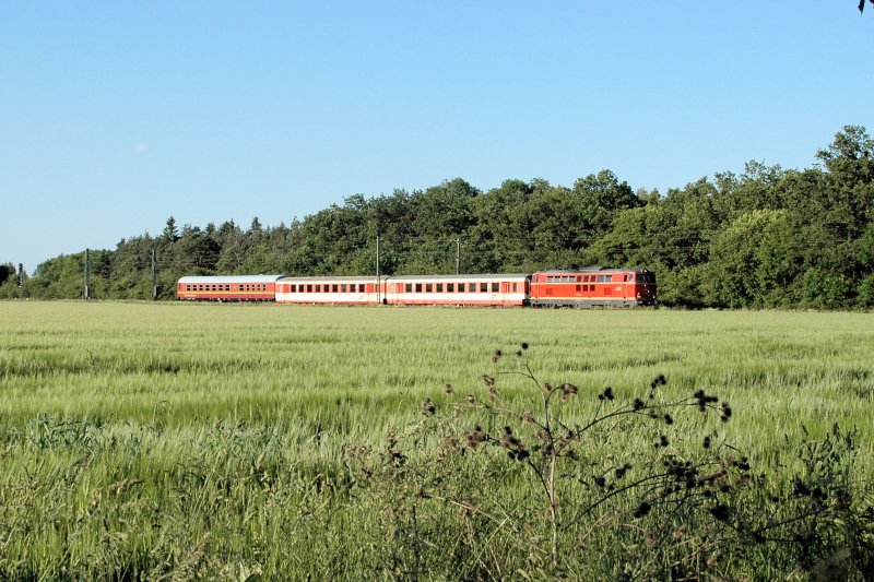 2143.021 am 13.06.09 mit einem Sonderzug aus Eggmhl nach Augsburg kurz vor Mnchen-Feldmoching km 16.0