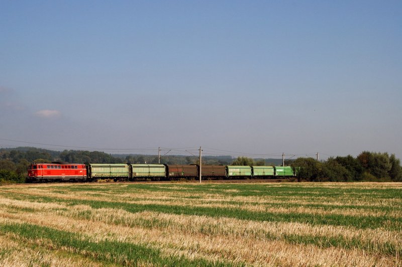 2143.021 mit einem Leer-Hackschnitzelzug vor Gessertshausen (16.09.2007)