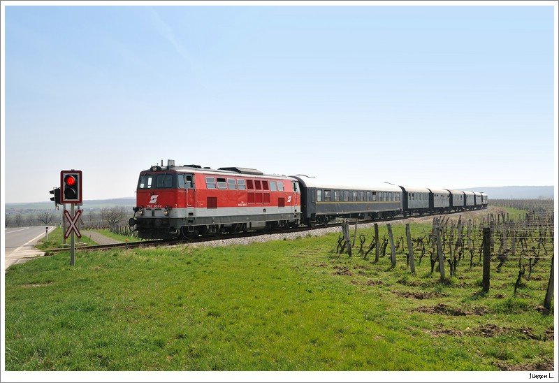 2143.051 mit SDZ 16207 auf dem Weg nach Markt St. Martin. Hier bei der vorletzen EK vor Horitschon.