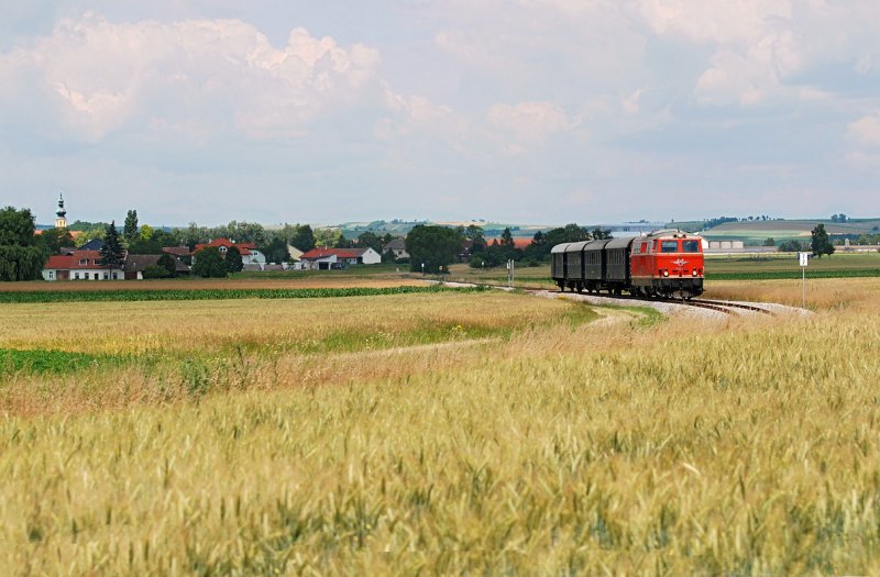 2143.35, unterwegs mit EZ 60009 von Ernstbrunn nach Korneuburg. Die Aufnahme entstand am 21.06.2009 zwischen Harmannsdorf-Rckersdorf und Stetten Fossilienwelt bei stark wechselden Lichtbedingungen.