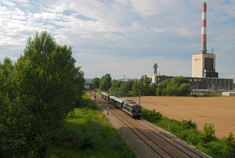 2143.40-0, unterwegs mit EZ 16003 von Ernstbrunn nach Wien Sdbahnhof (Ostseite). Die Aufnahme entstand am 11.07.2009 kurz nach Korneuburg.