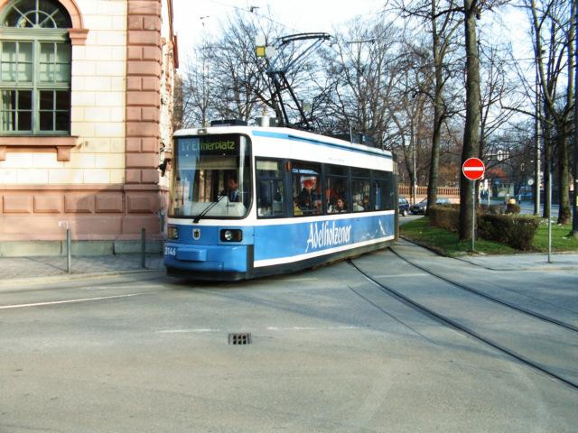 2146 biegt am Maxmonumet in Richtung Effnerplatz ab.