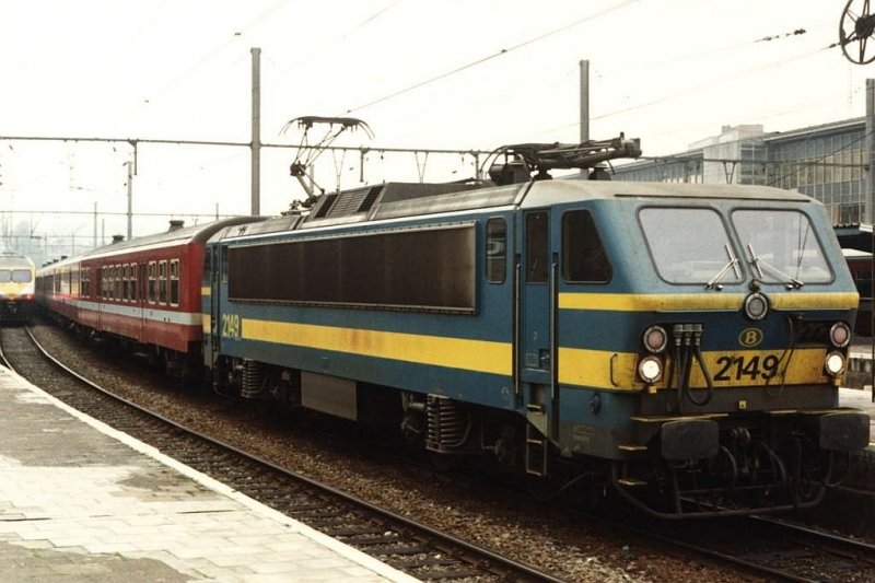 2149 mit IC 509 Oostende-Eupen auf Bahnhof Lige Guillemins am 25-10-1993. Bild und scan: Date Jan de Vries.