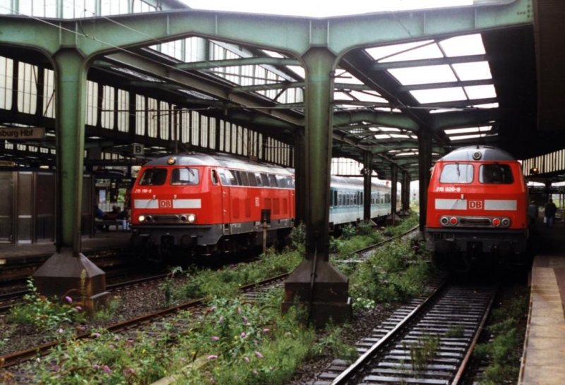215 020-9 und 215 199-9 mit Zge zwischen Xanten und Duisburg Hbf auf Duisburg Hauptbahnhof am 14-8-2000. Bild und scan: Date Jan de Vries.

