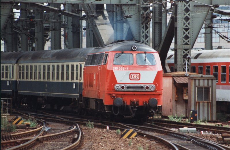 215 035-7 am 16.7.1993 von der Hohenzollernbrcke in den Bahnhof Kln Hbf einfahrend.